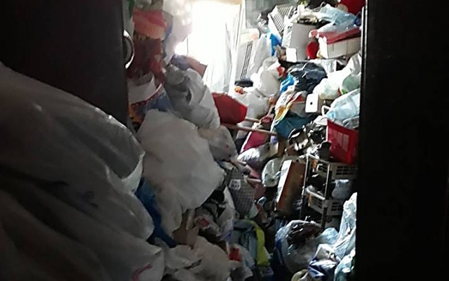 В Николаеве женщина превратила квартиру в мусорную свалку и запретила своей 15-летней дочери пользоваться электричеством и водой Фото № 0 В Николаеве женщина превратила квартиру в мусорную свалку и запретила своей 15-летней дочери пользоваться электричеством и водой Фото № 0
