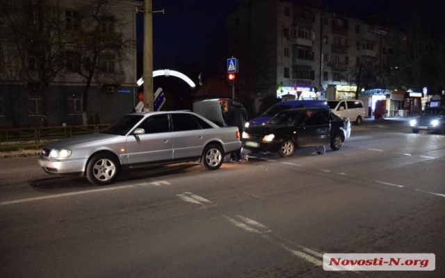 На Генерала Карпенко не поделили дорогу две иномарки Фото № 4 На Генерала Карпенко не поделили дорогу две иномарки Фото № 4