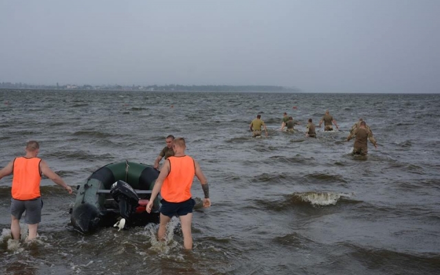 Николаевские десантники готовятся к прыжкам с парашютом в воду Фото № 28 Николаевские десантники готовятся к прыжкам с парашютом в воду Фото № 28