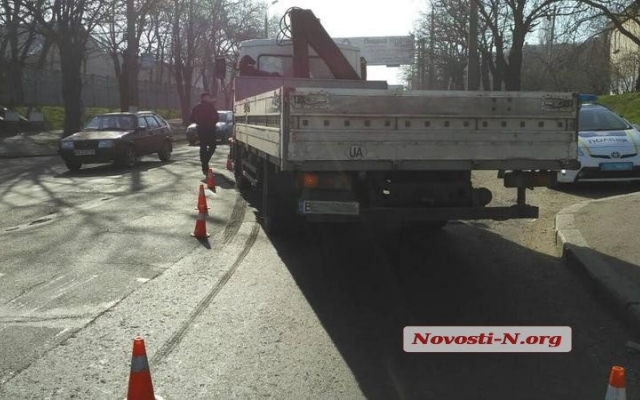 Перед Варваровским мостом на пешеходном переходе грузовик сбил женщину Фото № 10 Перед Варваровским мостом на пешеходном переходе грузовик сбил женщину Фото № 10