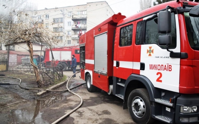 На Севастопольской спасатели не допустили переброситься огню на соседние здания Фото № 2 На Севастопольской спасатели не допустили переброситься огню на соседние здания Фото № 2