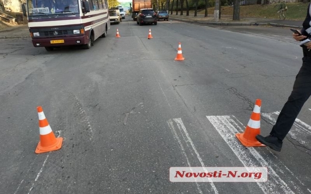 На Большой Морской автомобиль сбил школьницу, пострадавшую на «скорой» госпитализировали в больницу Фото № 4 На Большой Морской автомобиль сбил школьницу, пострадавшую на «скорой» госпитализировали в больницу Фото № 4