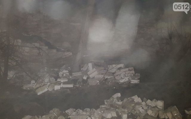 Водители будьте внимательны: возле судостроительного завода обрушилось забор, кирпичи разбросаны на проезжей части Фото № 2 Водители будьте внимательны: возле судостроительного завода обрушилось забор, кирпичи разбросаны на проезжей части Фото № 2