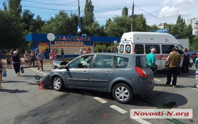 На Космонавтов не поделили перекресток два автомобиля, есть пострадавшие Фото № 7 На Космонавтов не поделили перекресток два автомобиля, есть пострадавшие Фото № 7