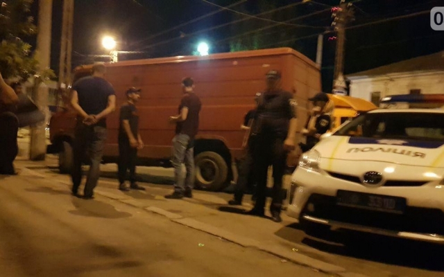Мужчина потребовал перепарковать микроавтобус и получил перелом ноги Фото № 5 Мужчина потребовал перепарковать микроавтобус и получил перелом ноги Фото № 5