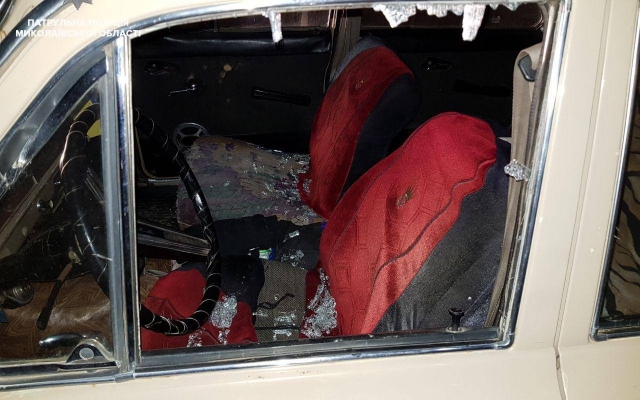 Неизвестный гражданин разбил окно припаркованного автомобиля и пытался его угнать Фото № 1 Неизвестный гражданин разбил окно припаркованного автомобиля и пытался его угнать Фото № 1