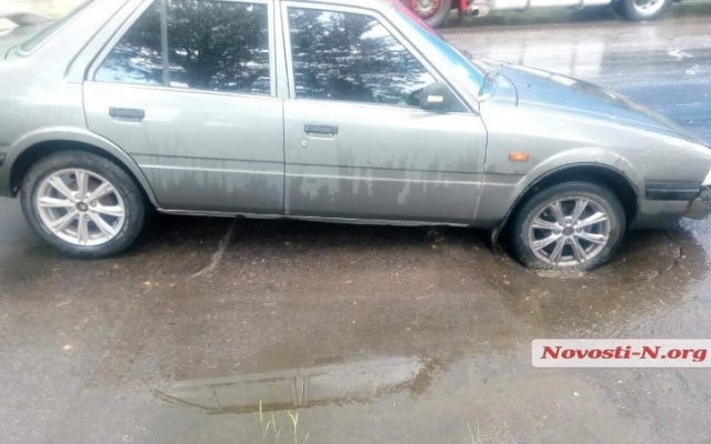 В Николаеве на улице Космонавтов автомобиль провалился в яму Фото № 2 В Николаеве на улице Космонавтов автомобиль провалился в яму Фото № 2