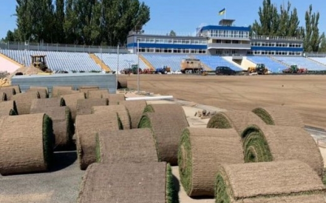 На главном николаевском стадионе впервые за 55 лет меняют зеленый газон Фото № 3 На главном николаевском стадионе впервые за 55 лет меняют зеленый газон Фото № 3