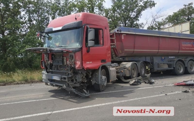 На объездной дороге жуткая авария: автомобиль врезался в зерновоз, пострадали три человека Фото № 7 На объездной дороге жуткая авария: автомобиль врезался в зерновоз, пострадали три человека Фото № 7
