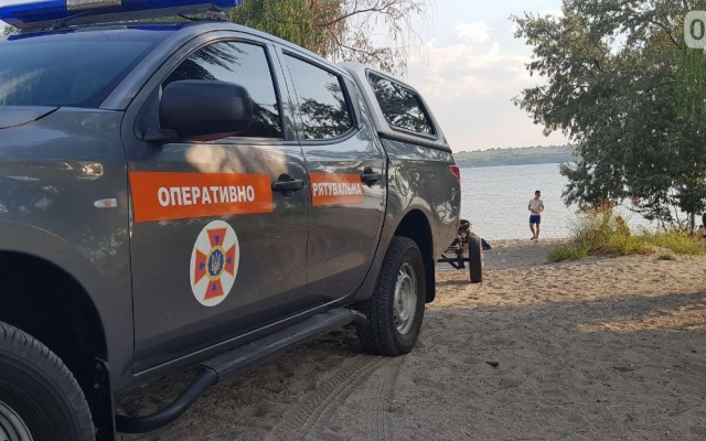 На пляже Намыв две девушки решили поплавать на пляже и рассчитали свои силы Фото № 3 На пляже Намыв две девушки решили поплавать на пляже и рассчитали свои силы Фото № 3