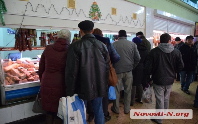 Новогодний бум: на рынках Николаева огромные очереди за колбасой, курицей и корейскими солениями Фото № 5 Новогодний бум: на рынках Николаева огромные очереди за колбасой, курицей и корейскими солениями Фото № 5