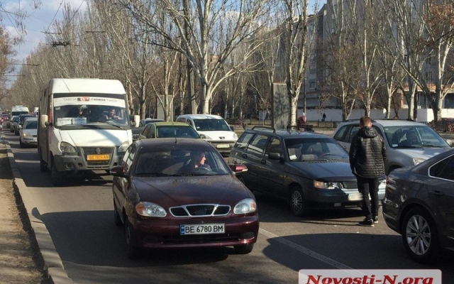 На Центральном проспекте столкнулись два автомобиля, образовалась большая пробка Фото № 0 На Центральном проспекте столкнулись два автомобиля, образовалась большая пробка Фото № 0