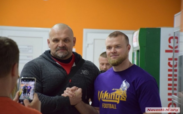Губернатор Николаевской области Алексей Савченко провел тренировку с самым сильным человеком мира Фото № 6 Губернатор Николаевской области Алексей Савченко провел тренировку с самым сильным человеком мира Фото № 6