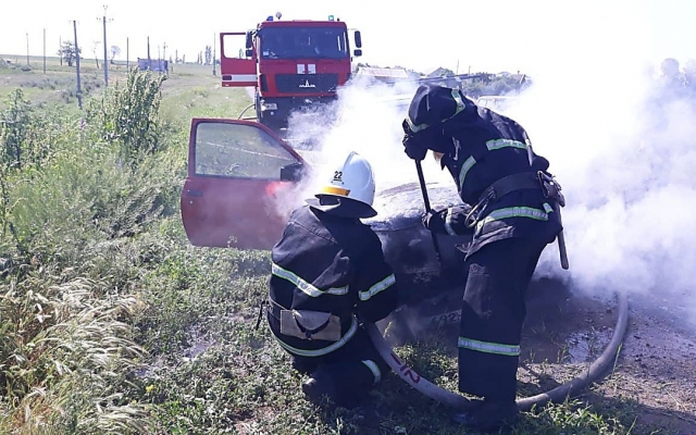 В Очаковском районе загорелся автомобиль, припаркованный на обочине дороги Фото № 0 В Очаковском районе загорелся автомобиль, припаркованный на обочине дороги Фото № 0