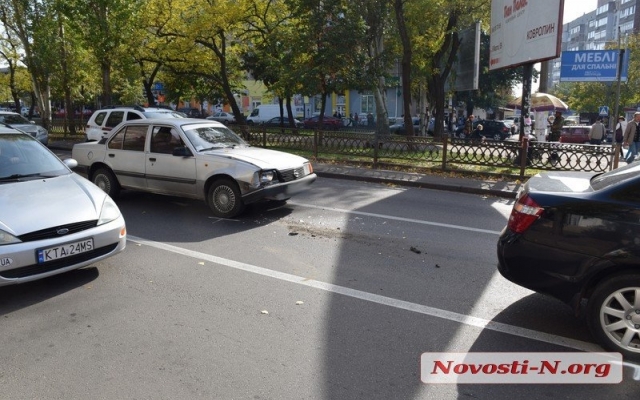 На Центральном проспекта столкнулись сразу три автомобиля, образовался большой затор на дорогах Фото № 1 На Центральном проспекта столкнулись сразу три автомобиля, образовался большой затор на дорогах Фото № 1