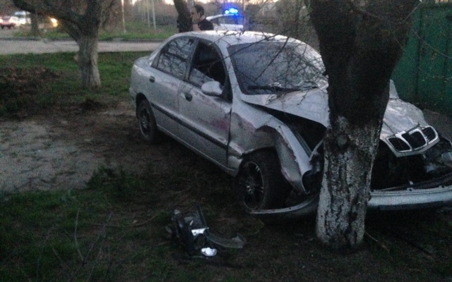 В микрорайоне Терновка произошла авария, один из автомобилей врезался в дерево Фото № 0 В микрорайоне Терновка произошла авария, один из автомобилей врезался в дерево Фото № 0
