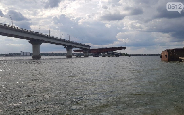 Варваровский и Ингульский мосты разводили для прохождения десантного корабля «Юрий Олефиренко» Фото № 1 Варваровский и Ингульский мосты разводили для прохождения десантного корабля «Юрий Олефиренко» Фото № 1