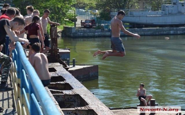 Подростки отметили Первомай прыжками с понтонного моста и солнечными ванными Фото № 0 Подростки отметили Первомай прыжками с понтонного моста и солнечными ванными Фото № 0