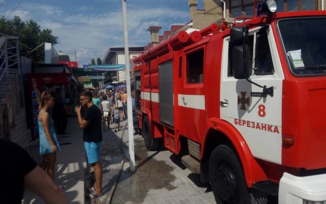 В Коблевской курортной зоне загорелись торговые ряды, есть пострадавшие Фото № 2 В Коблевской курортной зоне загорелись торговые ряды, есть пострадавшие Фото № 2