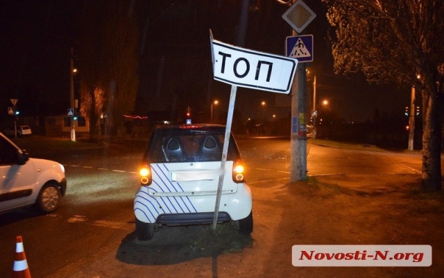 После столкновения с маршруткой автомобиль Smart отлетел на противоположную сторону и врезался в дорожный знак «Стоп» Фото № 0 После столкновения с маршруткой автомобиль Smart отлетел на противоположную сторону и врезался в дорожный знак «Стоп» Фото № 0