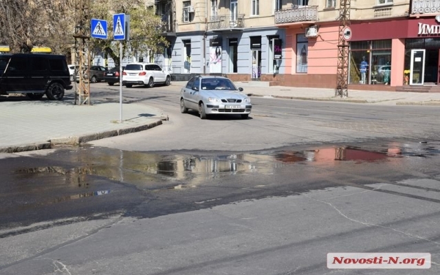 На Потемкинской из-под земли бьет «фонтанчик» сточных вод Фото № 4 На Потемкинской из-под земли бьет «фонтанчик» сточных вод Фото № 4