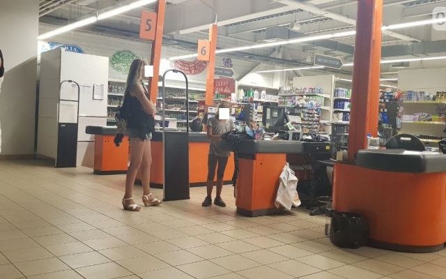 Две школьницы совершили кражу в супермаркете и пытались вынести товар, не заплатив за него Фото № 3 Две школьницы совершили кражу в супермаркете и пытались вынести товар, не заплатив за него Фото № 3