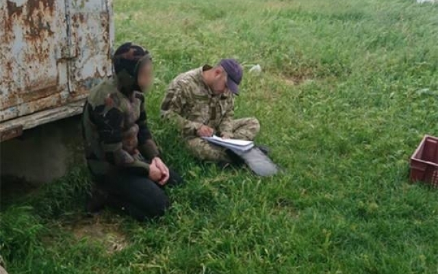 На Южном Буге сотрудники полиции выявили браконьера-водолаза, успевшего выловить более 100 раков Фото № 5 На Южном Буге сотрудники полиции выявили браконьера-водолаза, успевшего выловить более 100 раков Фото № 5