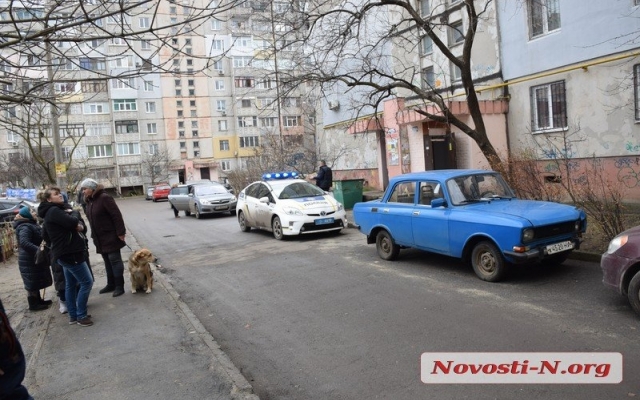 На Лазурной мужчина выбросился из окна многоэтажного дома Фото № 4 На Лазурной мужчина выбросился из окна многоэтажного дома Фото № 4