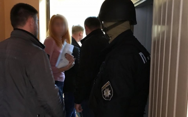 В Николаеве правоохранители проводят обыски у коллекторов финучреждения «Ваша Готивочка» по подозрению в запугивании клиентов Фото № 1 В Николаеве правоохранители проводят обыски у коллекторов финучреждения «Ваша Готивочка» по подозрению в запугивании клиентов Фото № 1
