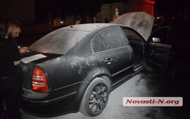 Рядом с Николаевским горисполкомом загорелся автомобиль Фото № 1 Рядом с Николаевским горисполкомом загорелся автомобиль Фото № 1