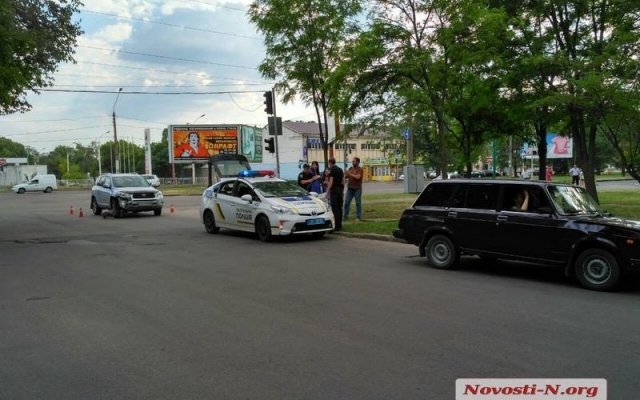 Водитель автомобиля «ВАЗ-2104» решил проскочить на красный свет светофора и столкнулся с иномаркой Фото № 3 Водитель автомобиля «ВАЗ-2104» решил проскочить на красный свет светофора и столкнулся с иномаркой Фото № 3