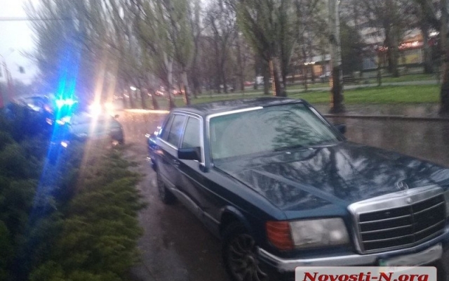 На Центральном проспекте столкнулись две иномарки, обошлось без жертв Фото № 3 На Центральном проспекте столкнулись две иномарки, обошлось без жертв Фото № 3