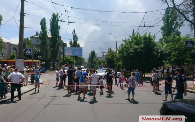 Нет света и газа: жители общежитий Черноморского судостроительного завода перекрыли проезжую часть Фото № 2 Нет света и газа: жители общежитий Черноморского судостроительного завода перекрыли проезжую часть Фото № 2