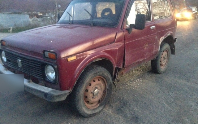 В микрорайоне Терновка произошла авария, один из автомобилей врезался в дерево Фото № 6 В микрорайоне Терновка произошла авария, один из автомобилей врезался в дерево Фото № 6