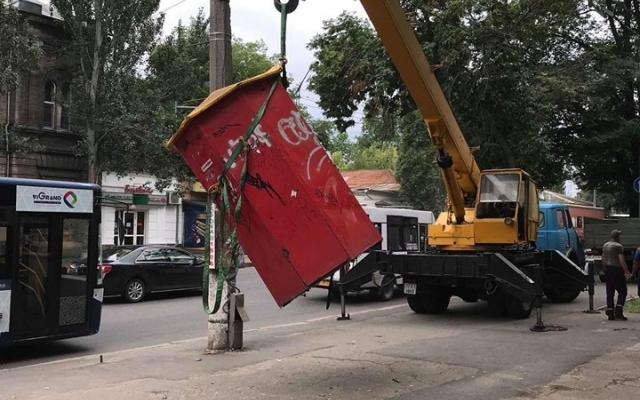 На Пушкинской и Центральном демонтировали нелегальные МАФы Фото № 1 На Пушкинской и Центральном демонтировали нелегальные МАФы Фото № 1