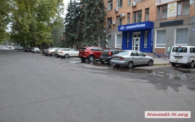 В центре Николаева возле горсовета прорвало канализацию Фото № 1 В центре Николаева возле горсовета прорвало канализацию Фото № 1