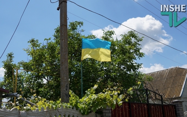 Народный депутат Жолобецкий подарил жителям Пересадовки 600 флагов Украины Фото № 3 Народный депутат Жолобецкий подарил жителям Пересадовки 600 флагов Украины Фото № 3
