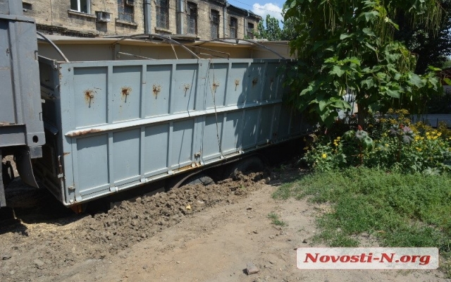 Грузовой автомобиль «КамАЗ» провалился в траншею ремонтируемого городского канализационного коллектора Фото № 3 Грузовой автомобиль «КамАЗ» провалился в траншею ремонтируемого городского канализационного коллектора Фото № 3