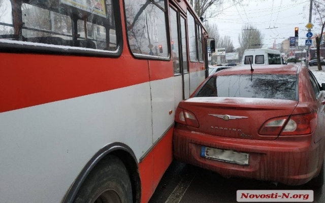 На Центральном проспекте произошла авария с участием иномарки и троллейбуса, образовалась автомобильная пробка Фото № 1 На Центральном проспекте произошла авария с участием иномарки и троллейбуса, образовалась автомобильная пробка Фото № 1