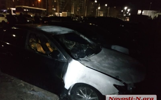 В Николаеве на платной парковке сгорел автомобиль Toyota Camry Фото № 1 В Николаеве на платной парковке сгорел автомобиль Toyota Camry Фото № 1