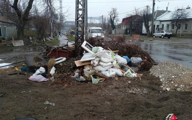 В Николаеве неизвестный выбросил строительный мусор посреди жилого квартала Фото № 1 В Николаеве неизвестный выбросил строительный мусор посреди жилого квартала Фото № 1