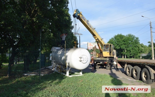 В Николаеве демонтировали газозаправочную станцию, а цистерну с газом привязали веревками к авто и повезли по улицам города Фото № 4 В Николаеве демонтировали газозаправочную станцию, а цистерну с газом привязали веревками к авто и повезли по улицам города Фото № 4