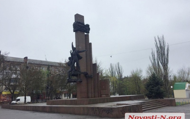 В Николаеве собираются демонтировать памятный знак Ленинскому комсомолу у парка «Юность» Фото № 4 В Николаеве собираются демонтировать памятный знак Ленинскому комсомолу у парка «Юность» Фото № 4