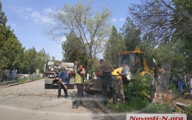 С территории николаевских кладбищ вывозят мусор накануне поминального дня Фото № 8 С территории николаевских кладбищ вывозят мусор накануне поминального дня Фото № 8