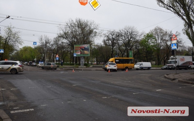 На Пушкинской столкнулись два автомобиля, образовалась пробка Фото № 7 На Пушкинской столкнулись два автомобиля, образовалась пробка Фото № 7
