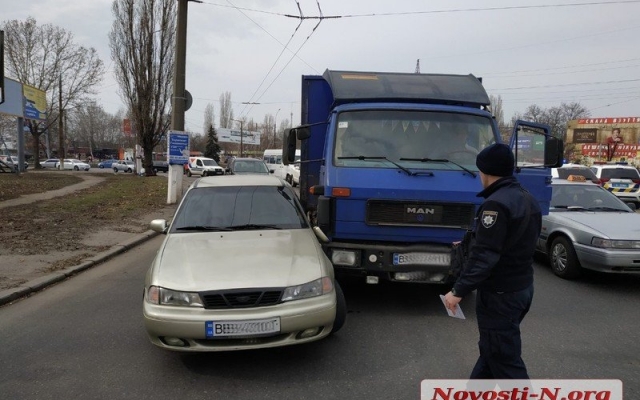 Возле рынка «Колос» столкнулись автомобиль Daewoo и грузовик MAN Фото № 1 Возле рынка «Колос» столкнулись автомобиль Daewoo и грузовик MAN Фото № 1