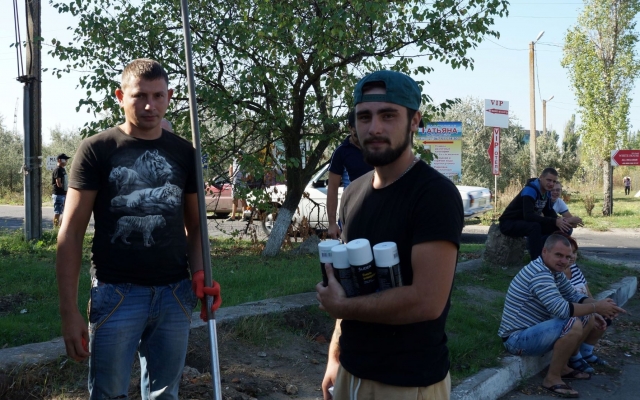 В Коблево добровольцы и предприниматели вышли на осенний субботник: убрали мусор и закрасили рекламу наркотиков Фото № 10 В Коблево добровольцы и предприниматели вышли на осенний субботник: убрали мусор и закрасили рекламу наркотиков Фото № 10