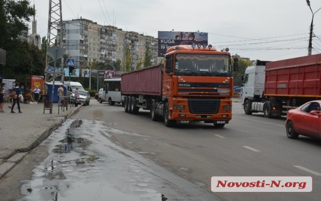На Космонавтов произошла авария: фура «выбросила» автомобиль на бордюр и тот врезался в металлическое ограждение Фото № 0 На Космонавтов произошла авария: фура «выбросила» автомобиль на бордюр и тот врезался в металлическое ограждение Фото № 0