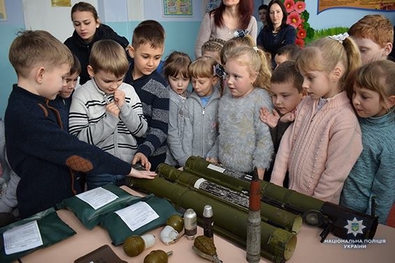 Ученики Веснянской школы провели один день с полицейскими и познакомились с их работой Фото № 17 Ученики Веснянской школы провели один день с полицейскими и познакомились с их работой Фото № 17