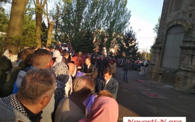 Православные жители Николаева отмечают Светлое Христово Воскресение и освящают пасхальные куличи Фото № 10 Православные жители Николаева отмечают Светлое Христово Воскресение и освящают пасхальные куличи Фото № 10